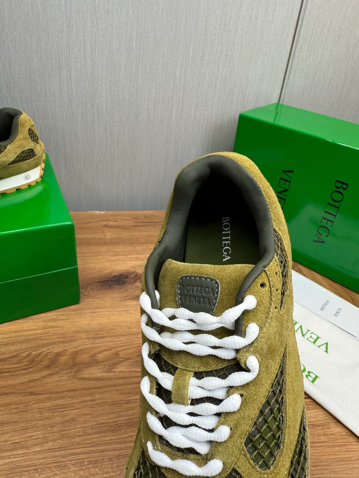 Men's men's shoes 💰660💰Pili BV top version 𝘽𝙊𝙏𝙏𝙀𝙂𝘼 𝙑𝙀𝙉𝙀𝙏𝘼 Orbit sneakers Wang Yibo same style couple style dad shoes 🩷💚 Runner sneakers, made of lightweight technical mesh fabric. Features a geometric patterned rubber outsole. Pay attention to the package craftsmanship ❕ High version shipping ❗️ Very nice, durable to play with and durable to make ✔️ Standard version 💯💯 The outsole is made of color-blocked TPU outsole. Women’s model 35-41 (40 41 customized) Men’s model 39-46 (45.46 customized) Equipped with original packaging